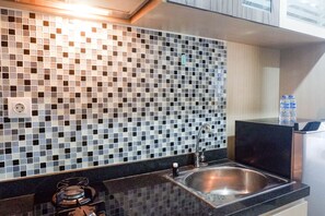 Frigorífico, placa de cocina y utensilios de cocina