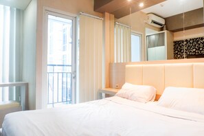 1 bedroom, free WiFi, bed sheets - Warm Studio Apartment At Tamansari Papilio (Surabaya)