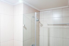 Shower, free toiletries, towels - Warm Studio Apartment At Tamansari Papilio (Surabaya)