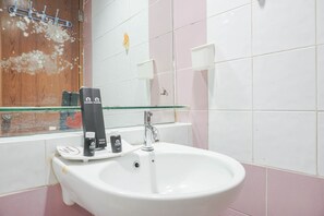 Ducha, artículos de higiene personal gratuitos y toallas