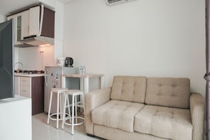 TV - Comfort 1Br Apartment With Study Room At Woodland Park Residence (Jakarta)