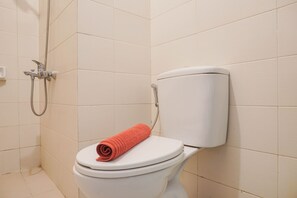 Ducha, artículos de higiene personal gratuitos y toallas