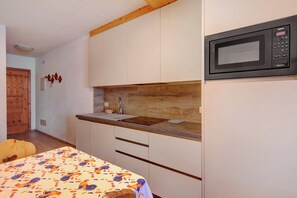 Réfrigérateur, micro-ondes, plaque de cuisson, lave-vaisselle