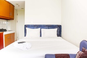 1 bedroom, free WiFi, bed sheets - Nice And Comfort Studio At Springlake Apartment (Bekasi)