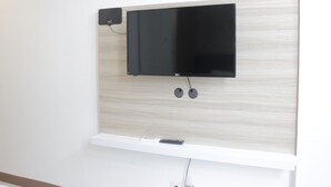 Una TV a schermo piatto montata su una parete con pannelli in legno.