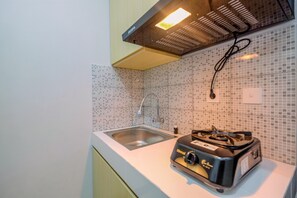 Refrigerador, placa de cocina, utensilios de cocina