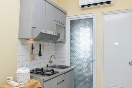 Refrigerador, placa de cocina, utensilios de cocina