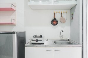 Quarto | Cozinha privada | Geladeira, cooktop, talheres/pratos/utensílios de cozinha