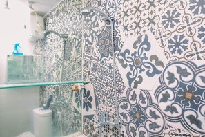 Habitación | Baño | Ducha, artículos de higiene personal gratuitos y toallas