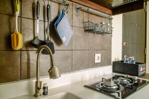 ثلاجة، موقد طهي مسطح، مستلزمات طهي/أطباق/أوعية