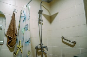 Zimmer | Badezimmer | Dusche, kostenlose Toilettenartikel, Handtücher