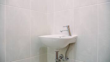 Douche, articles de toilette gratuits, serviettes fournies