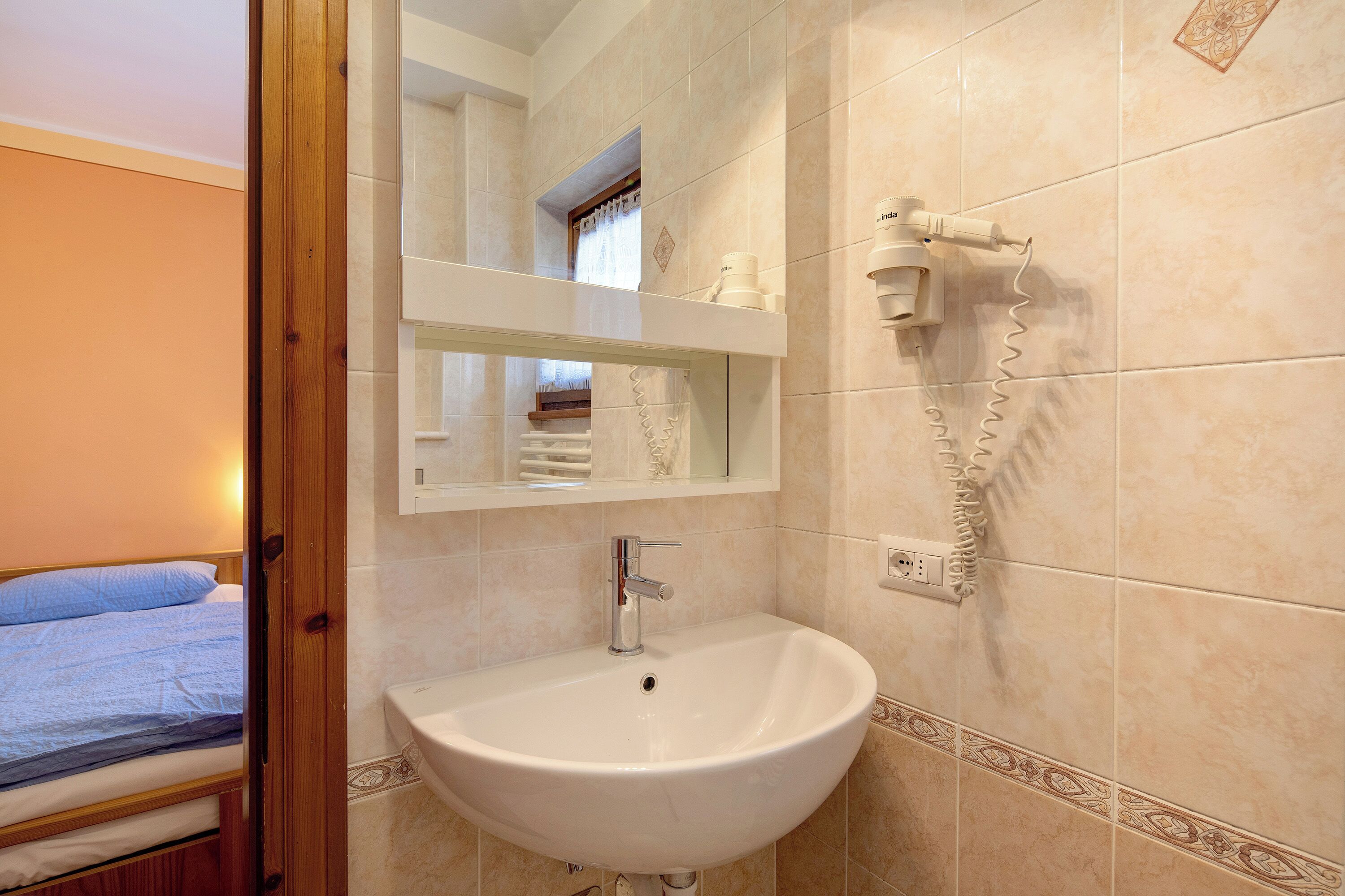 Douche, articles de toilette gratuits, sèche-cheveux