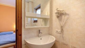 Chuveiro, produtos de toalete grátis, secador de cabelo