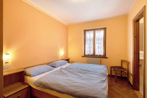 2 bedrooms, free WiFi, bed sheets - Apartment 'Chalet Meridiana Appartamento 3' with Mountain View and Wi-Fi (Livigno)