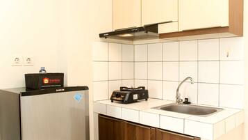 Room | Private kitchen | Fridge, stovetop, cookware/dishes/utensils