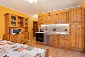 Fridge, microwave, oven, stovetop - Apartment 'Chalet Gaste Friends' with Mountain View (Livigno (so))