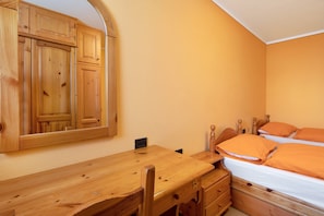4 bedrooms, free WiFi, bed sheets