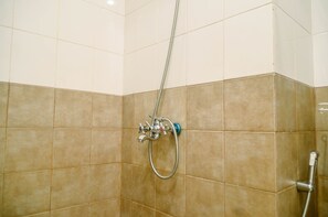 Zimmer | Badezimmer | Dusche, kostenlose Toilettenartikel, Handtücher