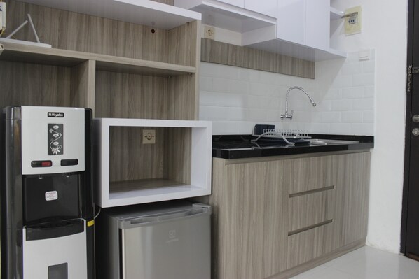 Private kitchen - Spacious And Modern Studio Room Apartment At Grand Asia Afrika (Bandung)
