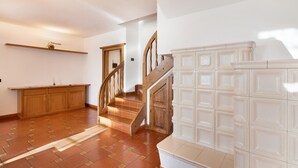 Eine geräumige Küche mit Holzarbeitsplatte und einer Treppe, die zu einer zweiten Etage führt.