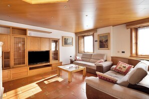 TV - Apartment "Chalet Gaste Big Family" with Mountain View and Wi-Fi (Livigno (so))