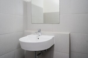 Ducha, artículos de tocador gratuitos, toallas