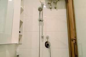 Kamer | Badkamer | Een douche, gratis toiletartikelen, handdoeken