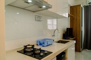 Room | Private kitchen | Fridge, stovetop, cookware/dishes/utensils - Fully Furnished With Cozy Design Studio Sky House Bsd Apartment (Pagedangan)
