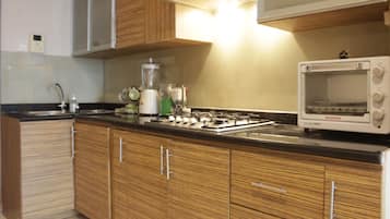 Kamar | Dapur pribadi | Lemari es, kompor, dan peralatan masak/sendok-piring