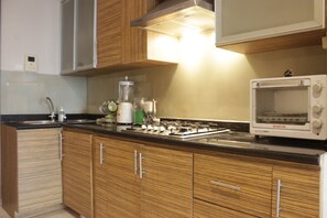 Kamar | Dapur pribadi | Lemari es, kompor, dan peralatan masak/sendok-piring