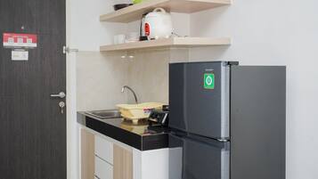 Room | Private kitchen | Fridge, stovetop, cookware/dishes/utensils