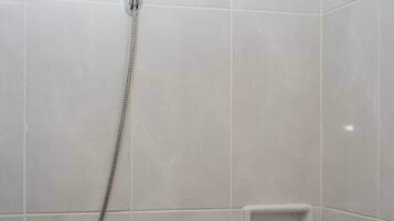 Huone | Kylpyhuone | Suihku, ilmaiset hygieniatuotteet, pyyhkeet