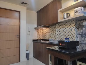 Room | Private kitchen | Fridge, stovetop, cookware/dishes/utensils - Chic And Cozy 2Br At Vida View Apartment (Makassar)