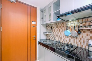 Habitación | Cocina privada | Frigorífico, placa de cocina y utensilios de cocina