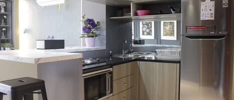 Habitación | Cocina privada | Refrigerador, parrilla de estufa y utensilios de cocina