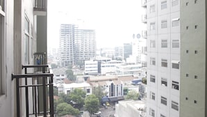 Un immeuble de grande hauteur, doté de nombreux étages, de grandes fenêtres et de balcons.