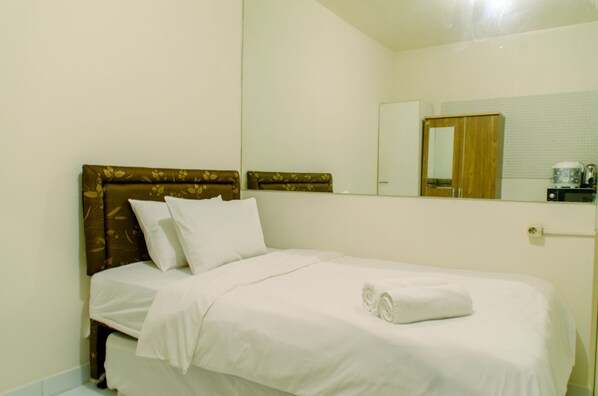 Room | 1 bedroom, bed sheets - Comfy Studio Apartment At Aeropolis Residence Near Soetta (Tangerang)