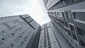 A high-rise building with multiple floors, featuring a modern architectural design with rectangular windows and balconies. - Warm And Cozy 3Br Apartment At The Royal Olive Residence (Jakarta)