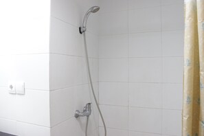 Kamer | Badkamer | Een douche, gratis toiletartikelen, handdoeken