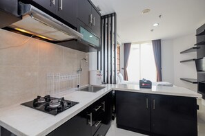 Private kitchen - Cozy And Tidy Studio Apartment Mangga Dua Residence (Jakarta)