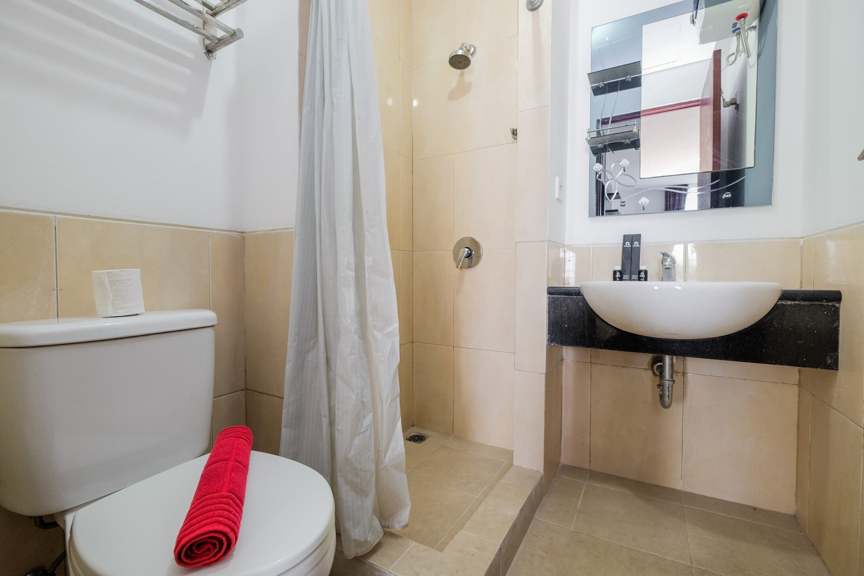 Room | Bathroom | Shower, free toiletries, towels