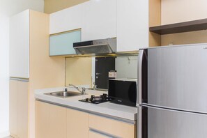 Room | Private kitchen | Fridge, stovetop, cookware/dishes/utensils - Elegant And Nice Studio At Tamansari Semanggi Apartment (Jakarta)
