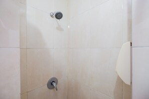 Zimmer | Badezimmer | Dusche, kostenlose Toilettenartikel, Handtücher