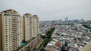 Un palazzo residenziale alto con numerosi balconi e un contesto urbano fitto.