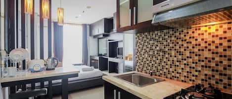Room | Private kitchen | Fridge, stovetop, cookware/dishes/utensils