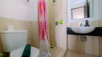 Kamar | Kamar mandi | Shower, perlengkapan mandi gratis, dan handuk