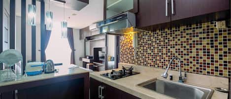 Habitación | Cocina privada | Refrigerador, parrilla de estufa y utensilios de cocina
