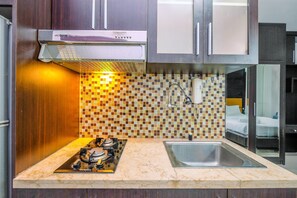 Room | Private kitchen | Fridge, stovetop, cookware/dishes/utensils - Cozy Living Studio Apartment Mangga Dua Residence Near Itc Mall (Jakarta)