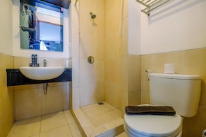 Room | Bathroom | Shower, free toiletries, towels